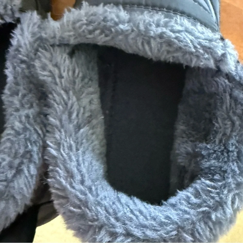 BJ women’s warm and comfortable snow boots black size 9.5 lined with rubber sole